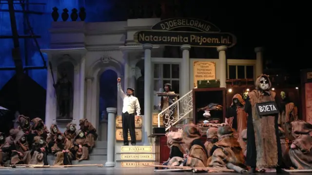 Bos pengemis, Natasasmita Picum (Budi Ros) dalam salah satu adegan Opera Ikan Asin.