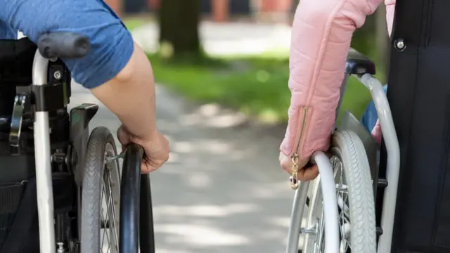 Икки ногиронлик аравачасидаги инсон