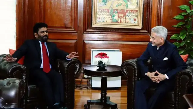 ජාතික ජනබල වේගයේ නායක පාර්ලිමේන්තු මන්ත්‍රී අනුර කුමාර දිසානායක සහ ඉන්දීය විදේශ කටයුතු අමාත්‍ය එස්. ජයිශංකර් නව දිල්ලියේදී හමුවූ අවස්ථාවේදී