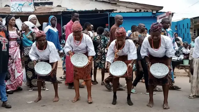 Àwọn èèyàn tó kópa níbi ayẹyẹ Ìwọpópó