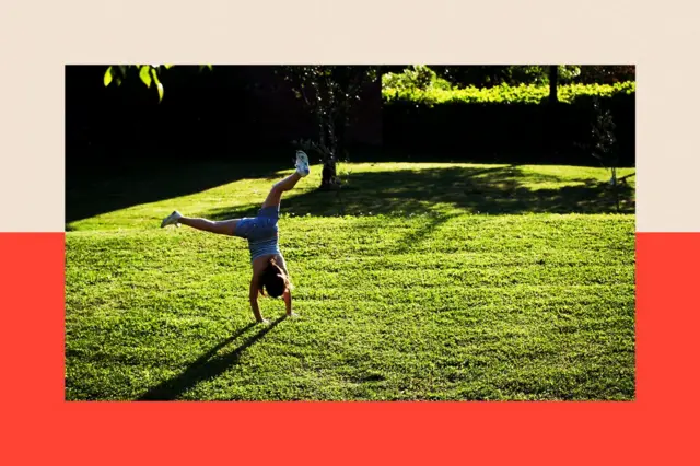 चउरमा खेलिरहेकी एक केटी 