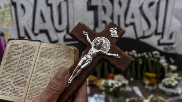 Біблія і розп'яття