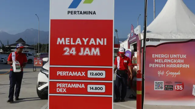 Petugas Pertamina melayani pemudik yang mengisi bahan bakar kendaraan di Stasiun PengisianÂ Bahan Bakar Umum (SPBU) modular, KM 37 rest area tol Banda Aceh-Sigli, Aceh Besar, Aceh, Rabu (18/3/2026). 