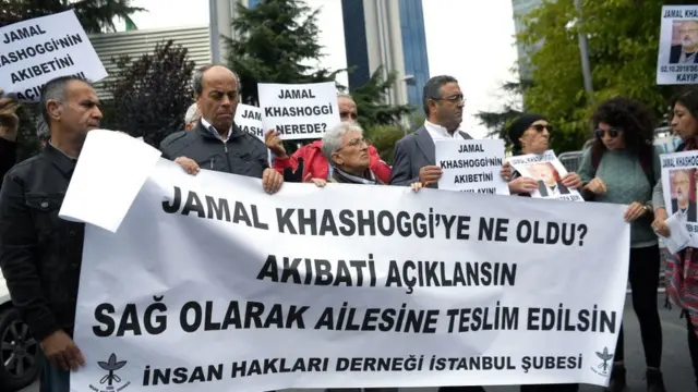 Des manifestants devant le consulat saoudien à Istanbul.