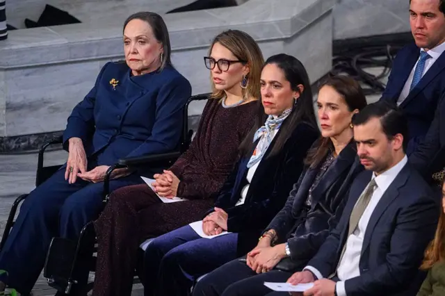 De izquierda a derecha la madre, hermanas y uno de los hijos de María Corina Machado.