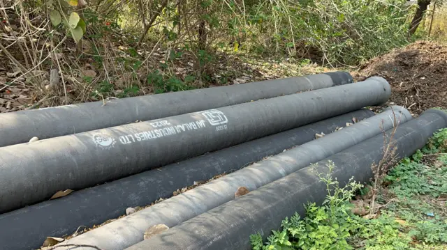 आकी गावात येऊन पडलेले पाण्याचे पाईप