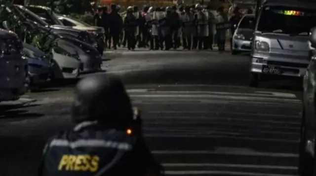 လမ်းပေါ်ဆန္ဒပြသူတွေနဲ့အတူ ဆန္ဒပြသတင်းတွေ တင်ဆက်ကြတဲ့ သတင်းထောက်တွေလည်း ဖမ်းဆီးခံခဲ့ရ