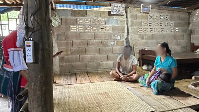 ผู้หนีภัยชาวเมียนมาที่บีบีซีไทยพูดคุยด้วยบอกว่า เธอรอคอยนายจ้างมาเรียกตัวไปทำงาน (ภาพนี้ถ่ายเมื่อปี 2566)