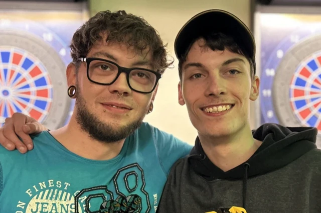 نیک و دومینیک دست در دوش هم انداخته‌اند و دارت در دست دارند