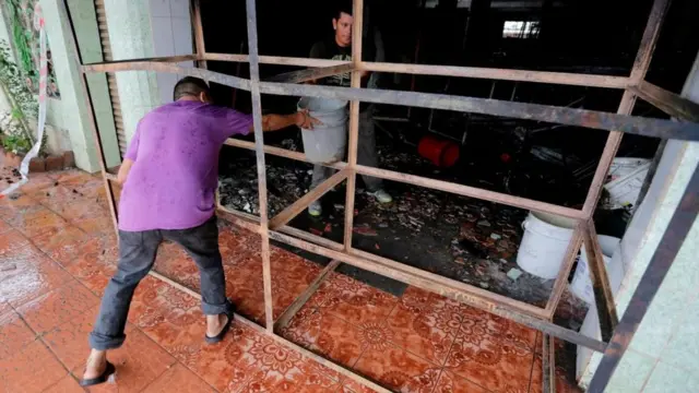 Voluntarios ayudan a terminar de extinguir las brasas.