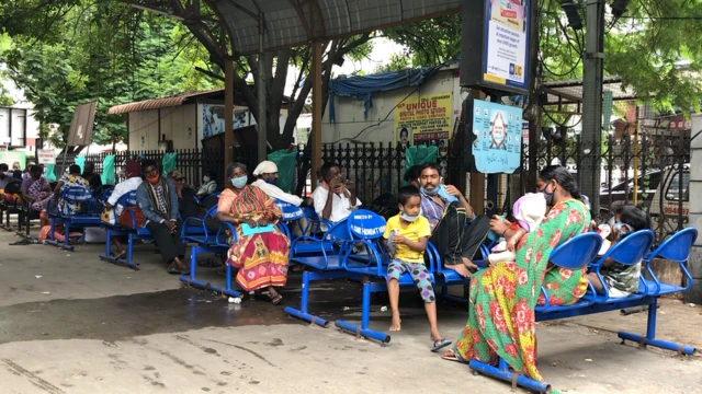 ఆసుపత్రి వెలుపల పేషెంట్లు