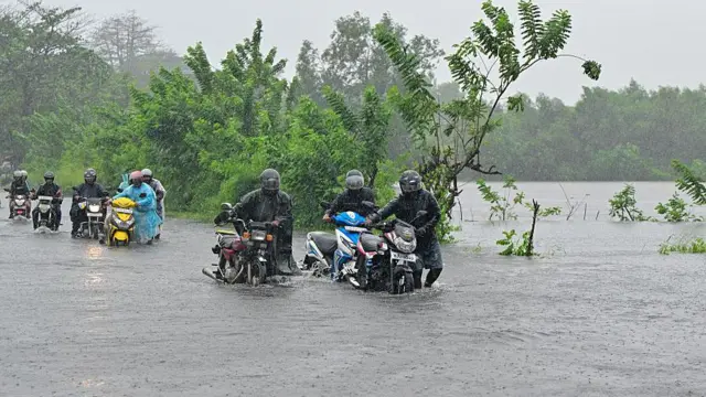 'દિત્વાહ' વાવાઝોડું, ડીપ ડિપ્રેશન, ભારત, દરિયાકાંઠે લૅન્ડફૉલ, ગુજરાતમાં વરસાદ, હવામાન સમાચાર, બીબીસી ગુજરાતી