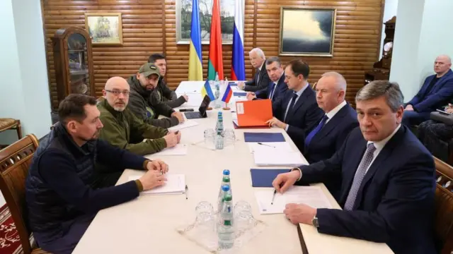 Орусия менен Украинанын делегацияларынын Беларустагы жолугушуусу. 2022-жыл