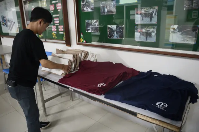 จัดเรียงเสื้อผ้าและสิ่งของที่นำมาเพื่อมอบให้เจ้าหน้าที่ ภายหลังพบว่าไม่มีชาวเกาหลีเหนือในห้องกักอยู่เลย