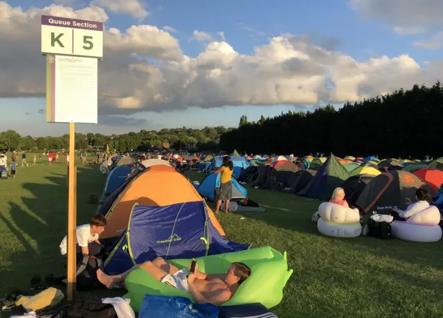 Navijači u redu za karte često postave šatore