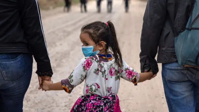 طفلة مهاجرة