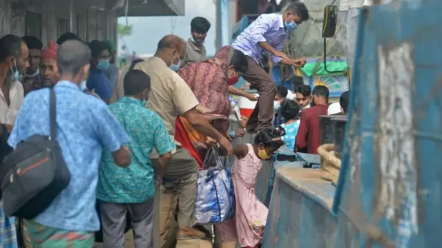 ফেরিতে চড়ে বাড়ি ফিরছেন বহু মানুষ