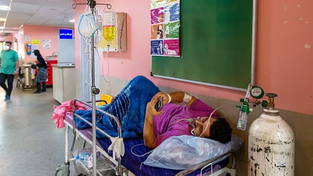 تصاویر منتشر شده از بیمارستانهای ایران طی روزهای گذشته حاکی از پر بودن ظرفیت بیمارستان‌هاست: بستری بیماری در راهرو بیمارستانی در استان گلستان