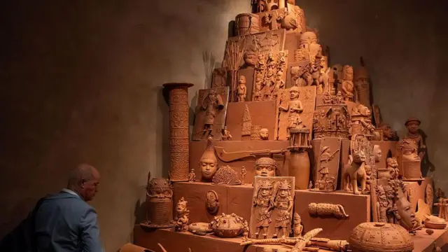 Aworan yii ṣafihanọkunrin kan to n wọ awọn iṣẹ Yinka Shonibare.