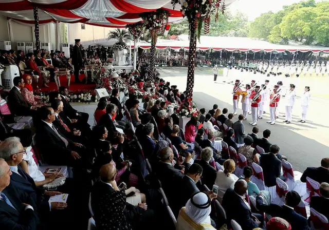 Presiden Susilo Bambang Yudhoyono (kiri) menyerahkan bendera pusaka Indonesia kepada seorang anggota tim pengibar bendera dalam upacara peringatan HUT Kemerdekaan ke-69 di Istana Negara, Jakarta, Indonesia, 17 Agustus 2014.