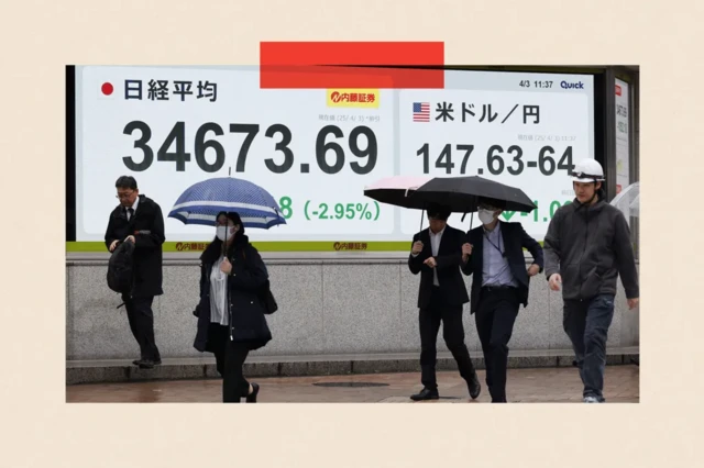 일본 시민들이 엔화-달러화 환율 하락을 보여주는 전광판 앞으로 걸어가고 있다