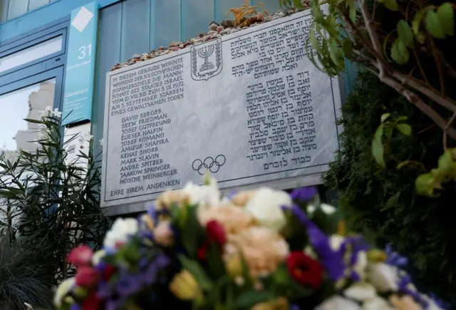 Plaque indiquant les noms des membres de la délégation israélienne tués lors de l'attentat des Jeux olympiques de 1972.