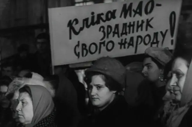 Робітники київського заводу "Більшовик" протестують проти подій на острові Даманський, кадр з фільму "К событиям на Уссури"