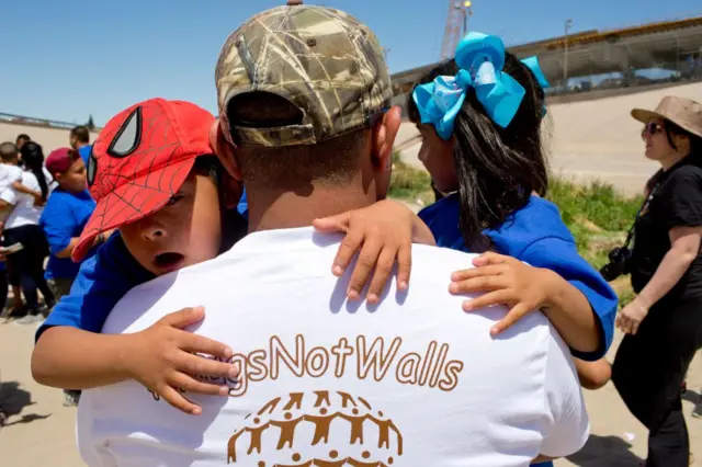 Hombre abrazando a su hijo