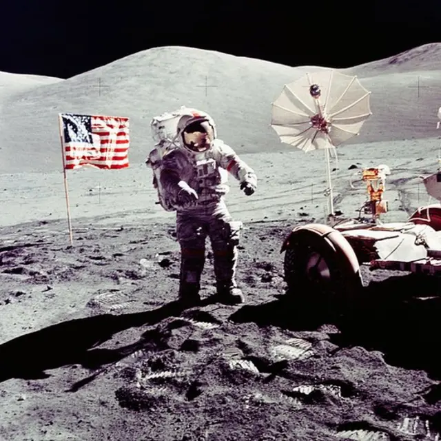 এখন পর্যন্ত চাঁদের বুকে পদার্পণকারী শেষ মানুষ হচ্ছেন জিম সারনান ও হ্যারিসন শ্মিট