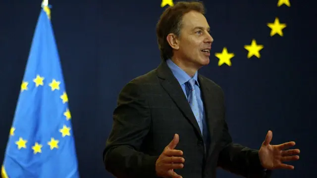 Тони Блеэр на фоне флага ЕС