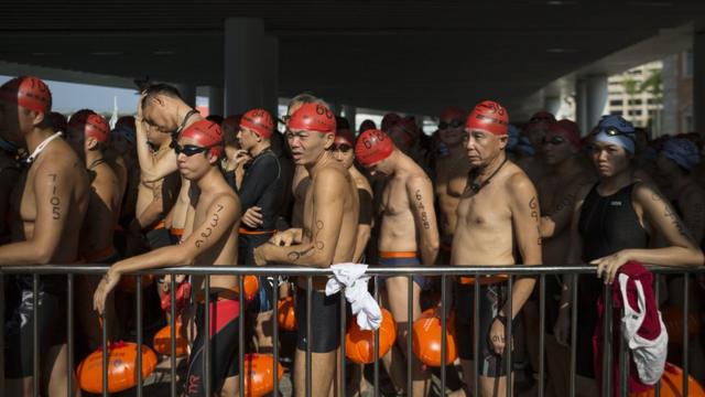 香港維港渡海泳選手排隊等候下水（29/10/2017）