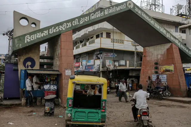 રિલાયન્સ રિફાઇનરીના વિવિધ દરવાજા અને બાઉન્ડરીની દીવાલની સુરક્ષાની જવાબદારી સેન્ટ્રલ ઇન્ડસ્ટ્રીઅલ સિક્યુરિટી ફોર્સ (સીઆઈએસએફ)ની છે