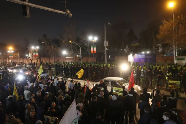 تجمع شبانه مقابل سفارت بریتانیا در تهران