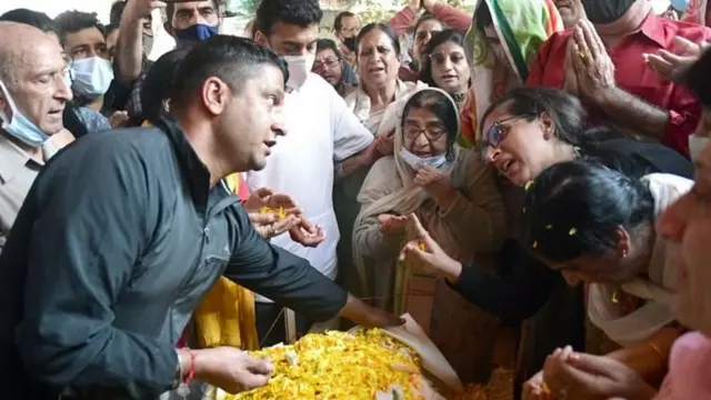 काश्मीर, कट्टरतावादी, काश्मीरी पंडित, शीख, हिंदू, मुस्लीम, शांतता, कलम 370