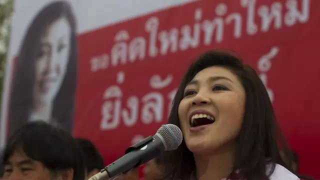 น.ส.ยิ่งลักษณ์ ชินวัตร ปราศรัยระหว่างการหาเสียงเลือกตั้งเมื่อวันที่ 29 มิ.ย. 2554 ที่จ.บุรีรัมย์ ก่อนการเลือกตั้งที่จะมีขึ้นในวันที่ 3 ก.ค. 2554