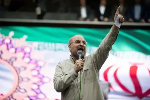 Hoton Qalibaf rike da abin magana ya daga hannu yana nuna yatsa