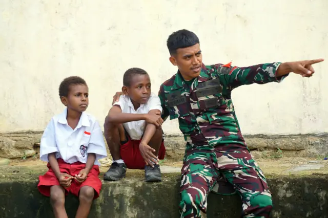Anggota TNI bercerita dengan pelajar di kampung Yeflio Distrik Mayamuk Kabupaten Sorong, Papua Barat Daya, Selasa (6/5/2025). TNI Manunggal Masuk Desa (TMMD) yang ke-124 menjadi momentum kemanunggalan TNI berkolaborasi dengan pemerintah daerah dan stakeholder lainnya dalam meningkatkan kesejahteraan masyarakat dan mempercepat pembangunan di daerah melalui bakti sosial, bakti sehat dan bakti pendidikan bagi masyarakat kampung. ANTARA FOTO/Olha Mulalinda/YU