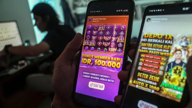 Warga melihat iklan judi online melalui gawainya di Bogor, Jawa Barat, Rabu (26/6)