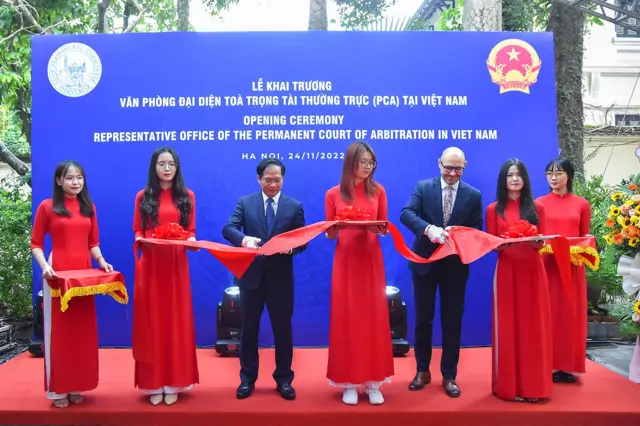 Bộ trưởng Ngoại giao Việt Nam Bùi Thanh Sơn cùng Tổng Thư ký PCA Marcin Czepelak