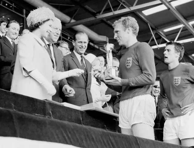 Bobby Moore com a Taça Jules Rimet,royal cassinoWembley.