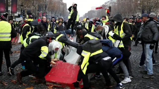 पेरिस में सरकार विरोधी प्रदर्शन