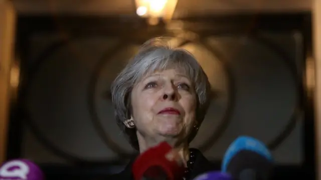 Tereza Mej se obraća novinarima