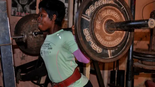 Women wey dey lift weight