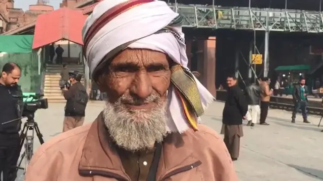 लाहौर में फंसे यात्री