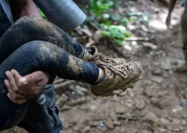 Migrant porté dans les bras.