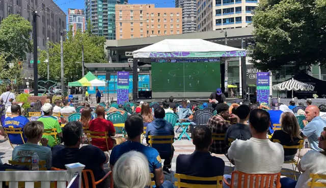 Người hâm mộ bóng đá ở Seattle, bang Washington xem trận bán kết giữa Pháp và Tây Ban Nha ngày 14/7 (Ảnh: Bùi Văn Phú)