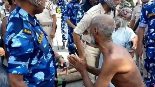 'সন্ত্রাস থামান' পুলিশকে হাতজোড় করে আবেদন বৃদ্ধের দক্ষিণ ২৪ পরগণার ভাঙ্গরে। 