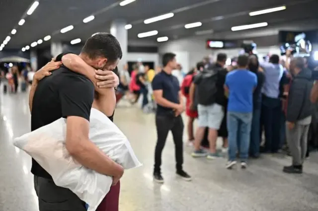 Pessoas se abraçamcomo trabalhar com apostas de futebolaeroporto