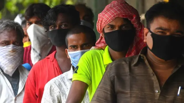 प्रवासी मज़दूरों का संकट: नौकरी छूट गई, भविष्य का पता नहीं, मानसिक स्वास्थ्य की चिंता किसको है?