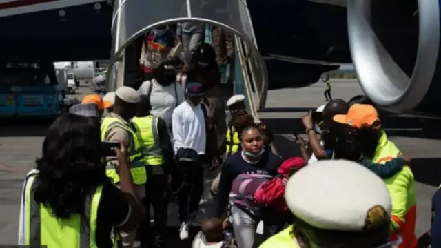 Awọn eeyan n sọkakẹ ninu baaluu to gbe wọn de lati South Africa